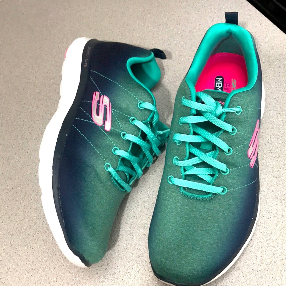 BRAND NEW SKECHERS SIZE 8